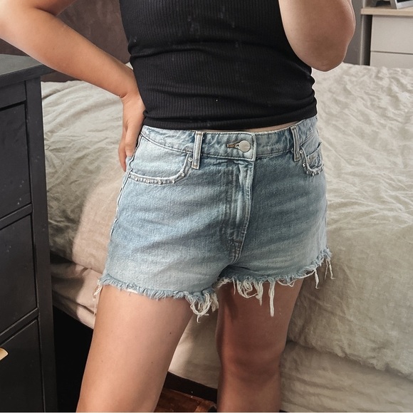 Zara Pants - Zara Distressed Embellished High Rise Mom Short. Size S